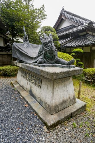宇都野神社麒麟獅子舞の像