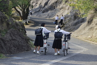 自転車通学生は、自転車置き場まで歩きます