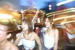 女みこしの練り歩き(平成18年度)