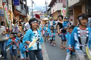 児童神輿の練り歩き(平成18年度)