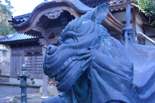 宇都野神社　麒麟獅子舞の像