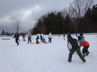 雪玉をいっぱい作って、雪合戦です。