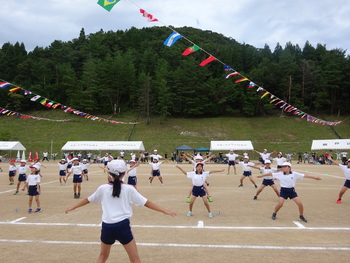 ラジオ体操　テント前で家族のみなさまも一緒に!