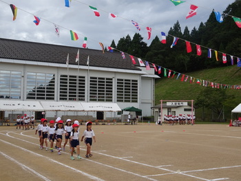 元気よく入場行進