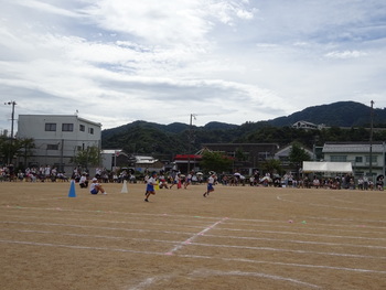 北小学校　全員リレー　低学年