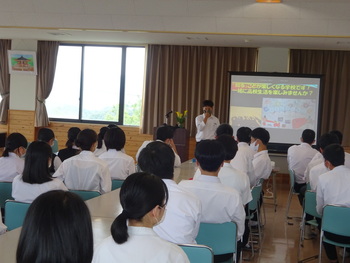 浜坂中学校での交流　「知ることが楽しくなる学校です。」