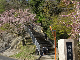 長い階段を上ります。