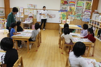 ５歳　机に向かってワークで学習