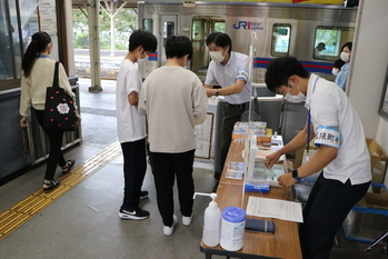 浜坂駅で簡単に手続きができます（昨年度の様子）