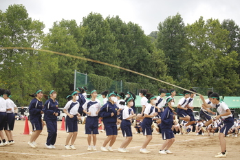 躍動　魅せろクラスの翼　大繩みんなでジャンプ