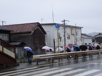 南線の横断歩道でいつも見守りをしていただいています。みんな整列をして登校してきました。　　