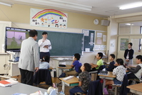 4年生　アルファベットの学習。笑いがいっぱい　元気な声が響きます