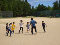 先生と遊べて嬉しさいっぱいの子どもたち（照来小）