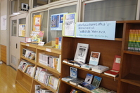図書室の前に、話題の本や「加藤文太郎」のコーナーがありました。