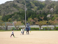 先生と一緒にサッカー、子どもたちはとっても嬉しそうです。