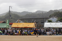 浜坂地域運動会　地域の方と一緒に旗を振って応援