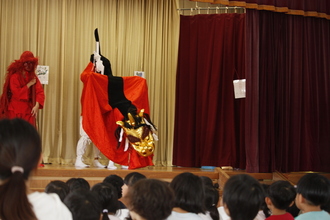 かっこいい獅子舞を見て園児は嬉しそうです