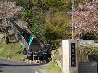 今年もこの長い階段を一段一段踏みしめます。