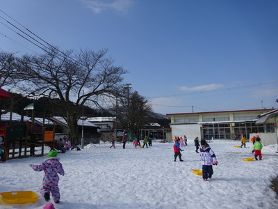 雪の園庭で元気に遊ぶ子どもたち