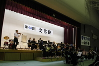 浜坂中学校　吹奏楽部の演奏にALTがバイオリンで参加