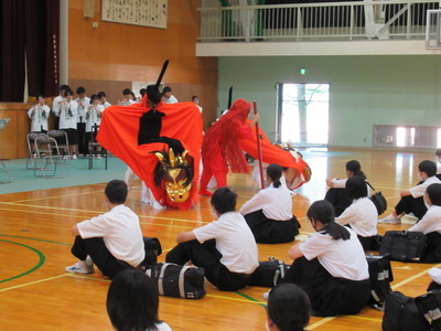 麒麟獅子舞で歓迎