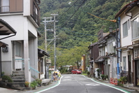 夢が丘中学校の下から歩いて来るバス通学の子どもたち