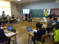 ４年生　デジタル教科書での学び　深く考えています。