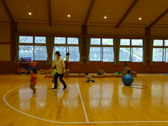 3歳児さんは遊戯室で遊んでいます。