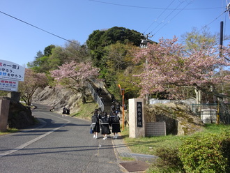 爽やかなあいさつを交わし長い階段へ