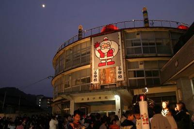 夜空に浮かび上がる温泉小学校