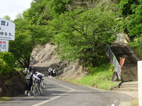 　自転車置き場まで押して歩きます。