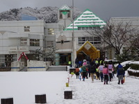 浜坂北小学校の校庭も真っ白になりました。