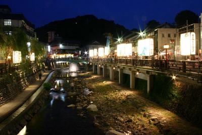 美しい「灯籠絵巻」が湯村温泉街を彩ります
