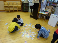 かるたに熱中しています。「時間がない。6のところまで」時間を意識しています。小学校につながる力です。