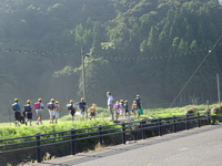 登校する子どもたちを先生が迎えています。