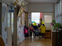 ５歳児が、先生の待っている２歳児のお部屋に連れて行ってくれます。