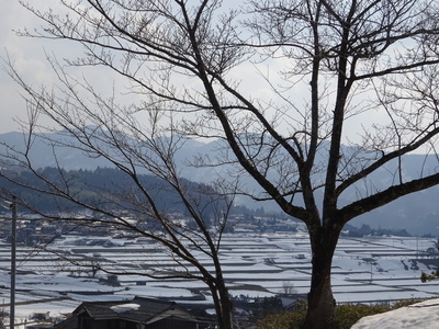 照来小学校から見える景色はまだ雪景色