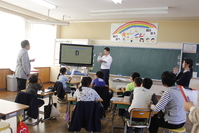 4年生　外国語活動　ALTの先生と英語先生といっしょに楽しく学んでいます。