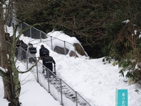 階段の雪を踏みしめて