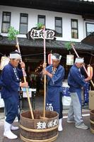 杜氏館前にて酒造り歌を披露(平成18年)
