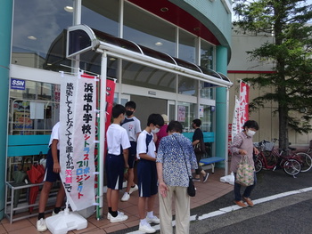 　シトラスリボンと手作り石鹸を町民のみなさまに配りました。