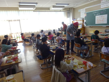 黒板にはカニの食べ方が書いてあります。