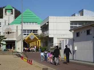 小学生の登校　