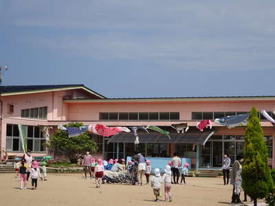 浜坂認定こども園　（鯉のぼりのトンネル）