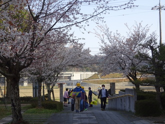 校門で先生が出迎えます。