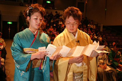 誓いのことばを述べる森下さん（右）と因幡さん（左）