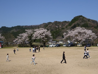 先生と遊べてとってもうれしそうです。