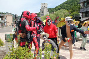 自慢の衣装で写真撮影会