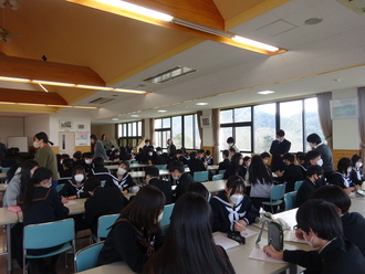 浜坂中学校も各グループ和やかに話が弾んでいました。