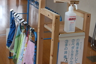 手を洗ったら　手をふく　すぐに消毒　この3つの行動を徹底します。